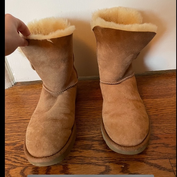 UGG boots; Bailey Button II; size 9; good condition - Picture 5 of 7